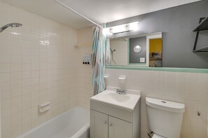 Apartment (0 Bedroom) | Bathroom - Ideally Located Myrtle Beach Gem: Walk to Beach! (Myrtle Beach)
