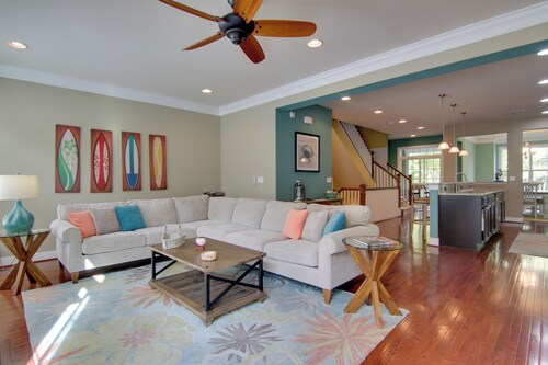 6 Mi to Rehoboth Beach: Townhome w/ Pool Access!