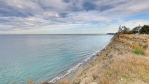 Eine Küstenlandschaft mit freiem Blick auf das Meer und einer felsigen Küste.