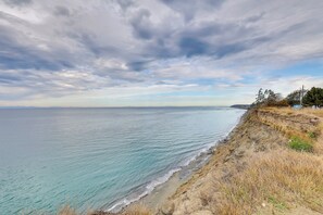 A coastal landscape with a clear view of the sea and a rocky shoreline. - Oceanfront Port Angeles Home w/ Mountain View! (Port Angeles)