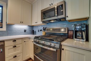 House (6 Bedrooms) | Interior