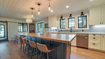 House (6 Bedrooms) | Interior