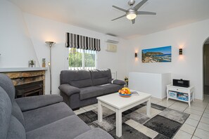 Smart TV, lareira, mesa de pingue-pongue