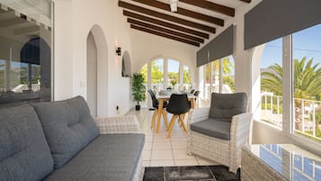 Smart TV, lareira, mesa de pingue-pongue