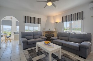 Smart-TV, Kamin, Tischtennisplatte