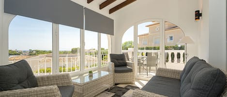 Smart TV, fireplace, table tennis