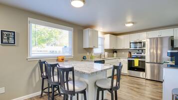 House (6 Bedrooms) | Interior