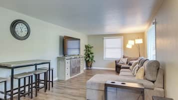 House (6 Bedrooms) | Interior