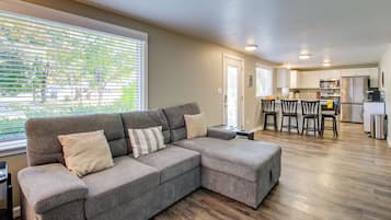 House (6 Bedrooms) | Interior