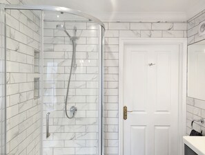 Shower, hair dryer, towels - 5 The Clock House -  a flat that sleeps 2 guests  in 1 bedroom (Midhurst)