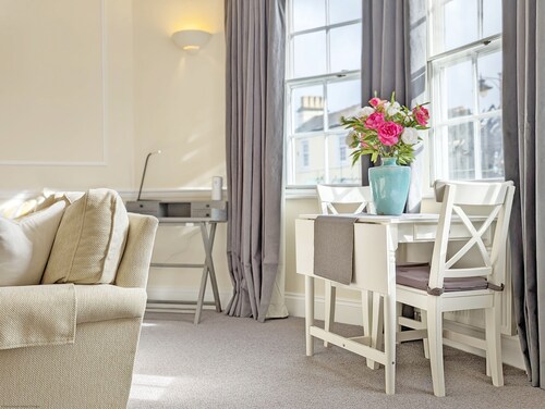5 The Clock House -  a flat that sleeps 2 guests  in 1 bedroom