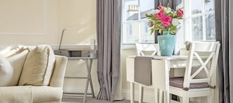 5 The Clock House - a flat that sleeps 2 guests in 1 bedroom
