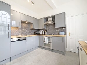 Fridge, microwave, oven, stovetop - 5 The Clock House -  a flat that sleeps 2 guests  in 1 bedroom (Midhurst)