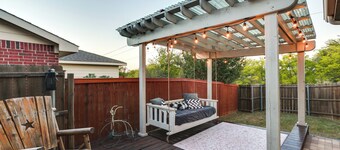 Patio, Pergola & Pool Access: Aubrey Retreat!