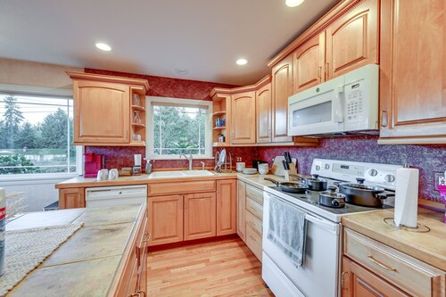 Enchanting Puyallup Home w/ Spacious Deck!