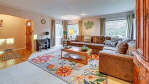A living room with a sofa, a coffee table, and a rug. - Enchanting Puyallup Home w/ Spacious Deck! (Puyallup)