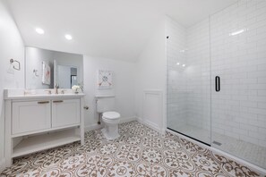 Hair dryer, towels - 4 Bedroom Stylish Downtown Condo (Sandusky)