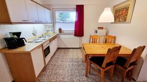Fridge, oven, stovetop, coffee/tea maker