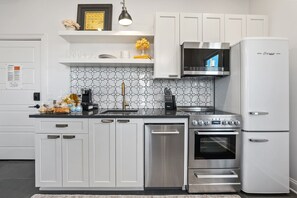 Réfrigérateur, four à micro-ondes, un four, surface de cuisson