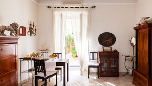 A dining area with a table, chairs, and a cabinet. - Vacances Romaines (Roma)