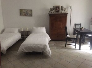 1 habitación, tabla de planchar con plancha, wifi gratis y ropa de cama