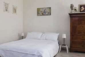 1 chambre, fer et planche à repasser, Wi-Fi gratuit, draps fournis