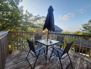 Outdoor dining - 3 Bedroom Home (Halifax)