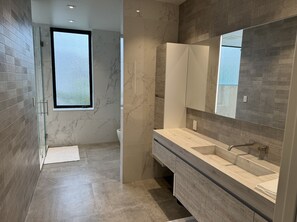 Hair dryer, towels, soap, toilet paper - Miami Design District Home - Close To Multiple Restaurants & Attractions (Miami)