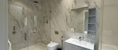 Secador de cabelo, toalhas de banho, sabonete, papel higiênico