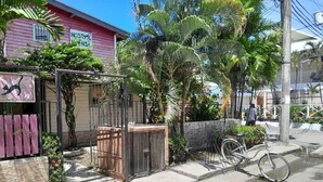 A building with a sign that reads "HOSTAL ENSI". - HOSTAL HANSI BOCAS TOWN (Bocas del Toro)