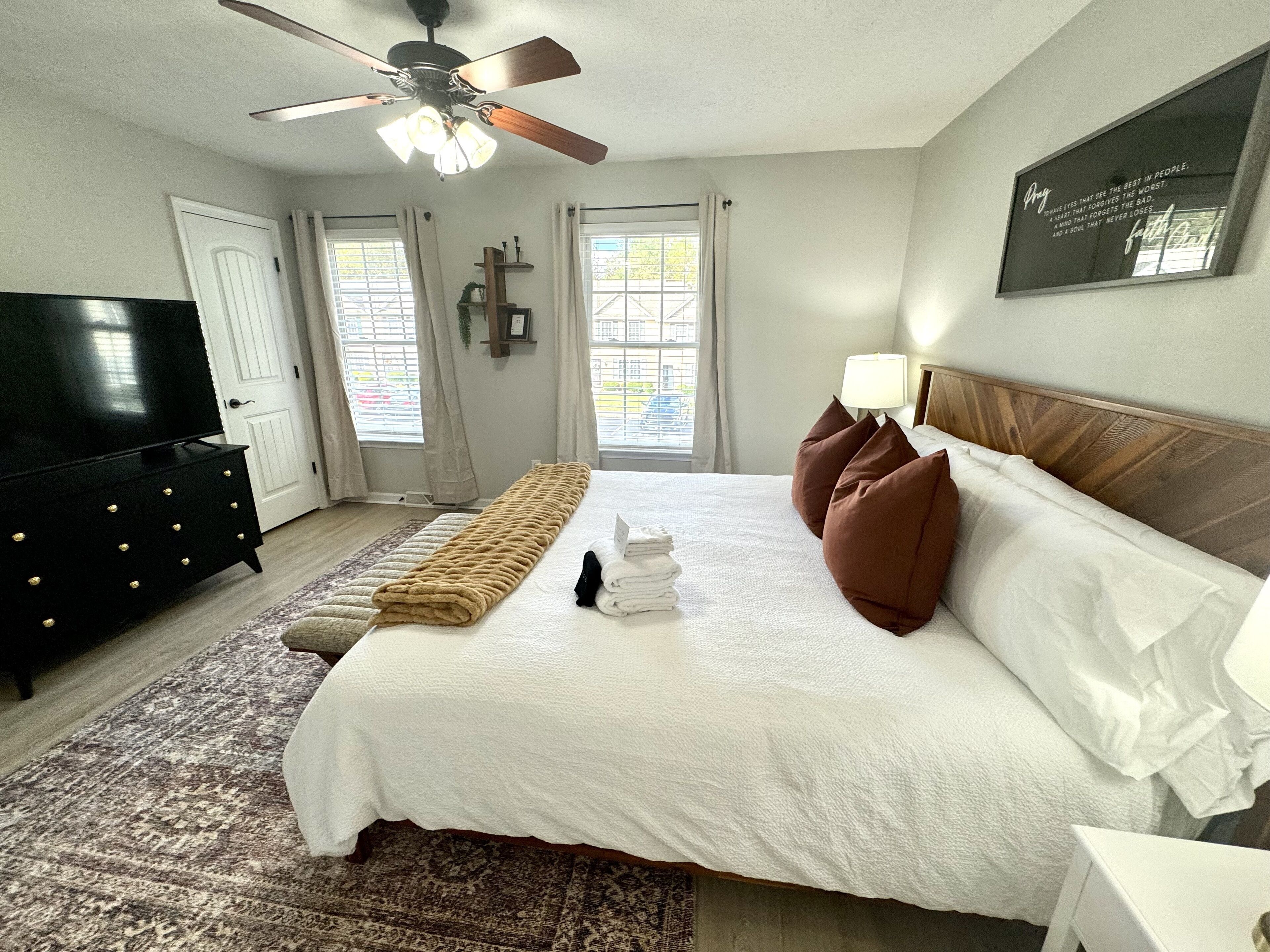 3 slaapkamers, een bureau, een strijkplank/strijkijzer, reisbedje