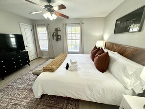 3 slaapkamers, een bureau, een strijkplank/strijkijzer, reisbedje