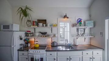 Een koelkast, een magnetron, een oven, een broodrooster