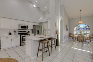 Kjøleskap, mikrobølgeovn, ovn og kokeplater