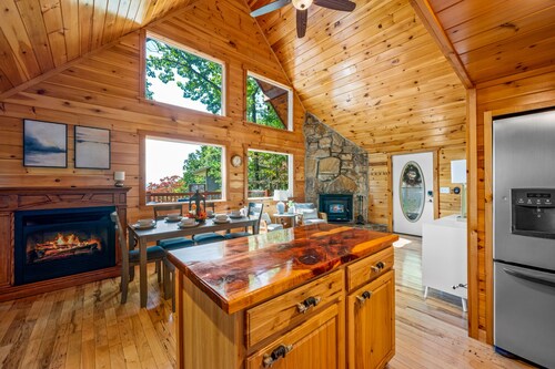 Heavenly Views Cabin - With Hot Tub and Mountain Views!