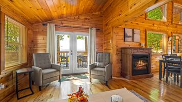 Een smart-tv, een open haard en boeken