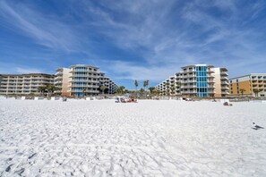 On the beach - Waterscape A622 - Gulf View,  Lazy River and Waterfall & Free Beach Service (Fort Walton Beach)