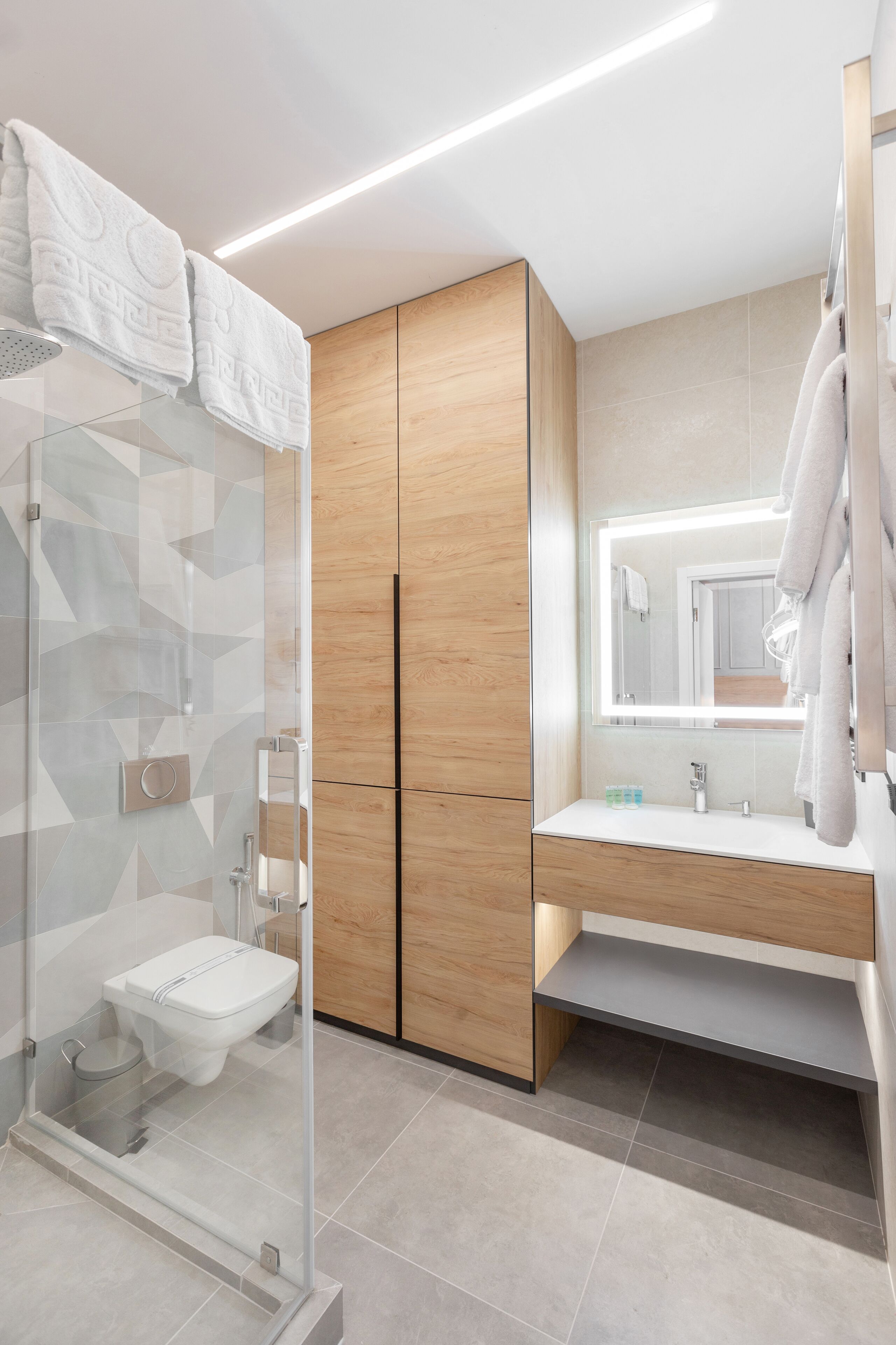 Ducha, cabezal de ducha tipo lluvia, secador de pelo, pantuflas