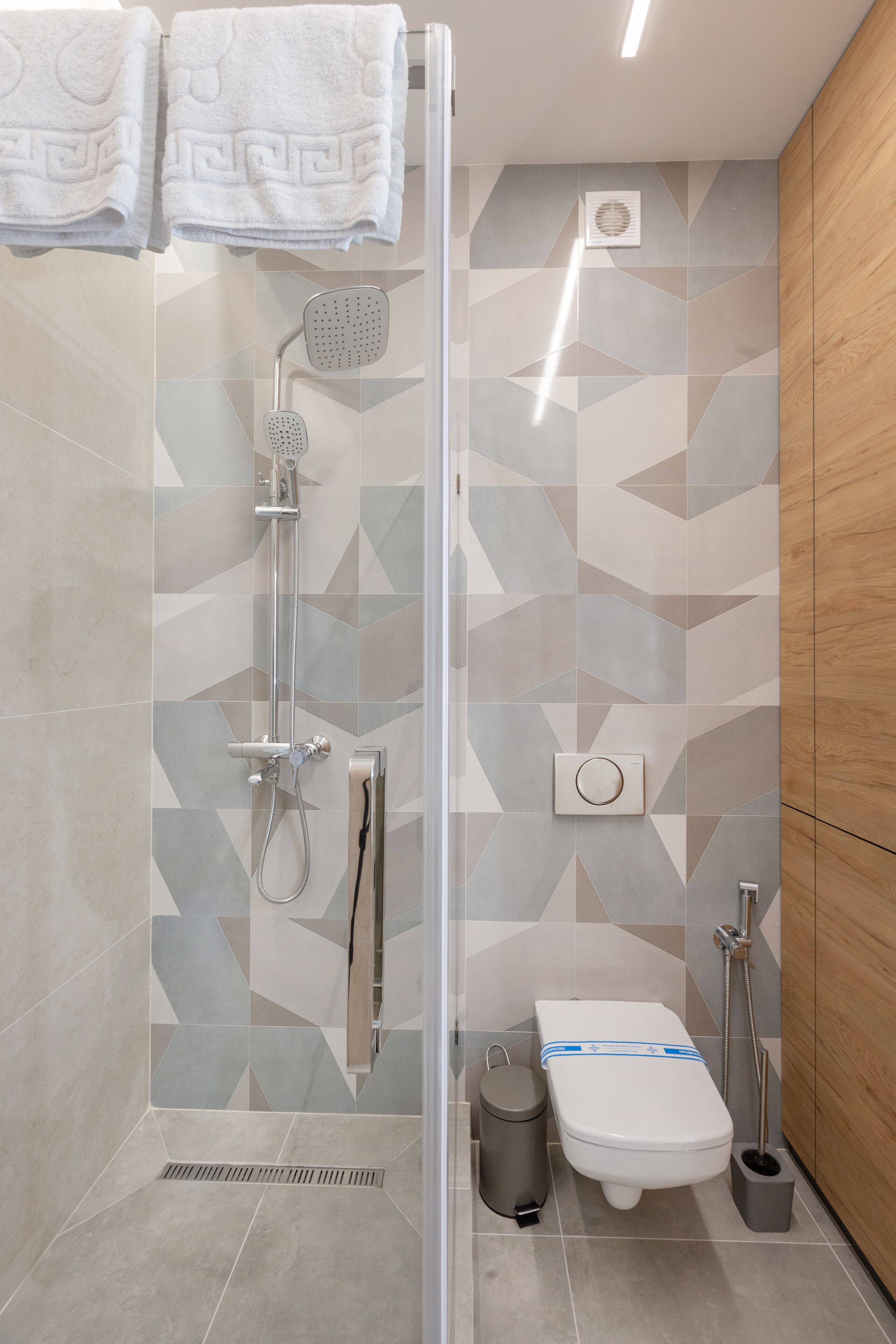 Un baño moderno con ducha, inodoro y bidé.