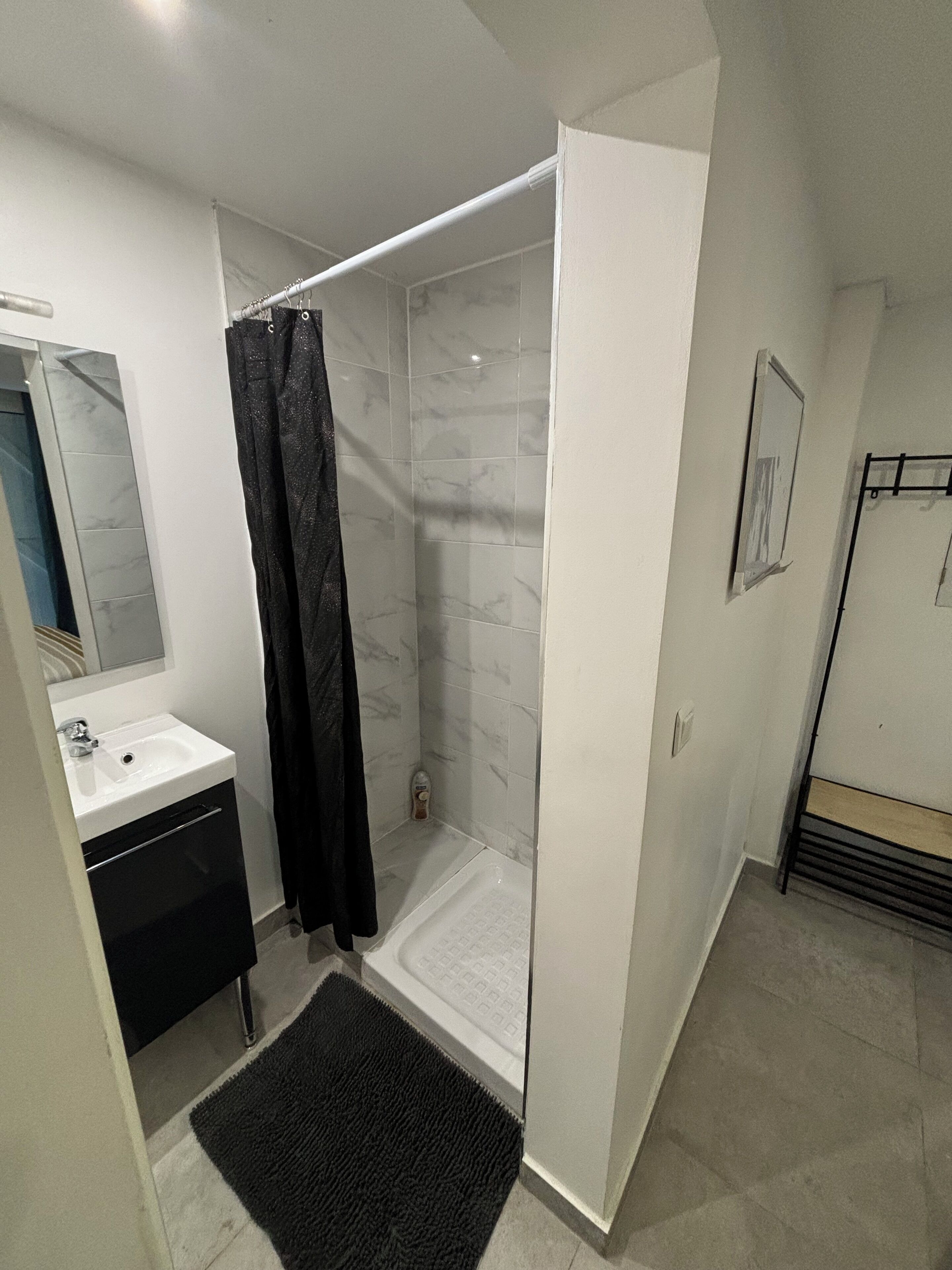 Serviettes fournies, savon, papier toilette