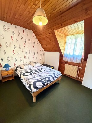 3 makuuhuonetta, silitysrauta/-lauta, ilmainen Wi-Fi, vuodevaatteet