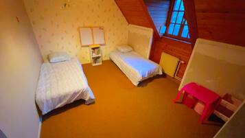 3 slaapkamers, een strijkplank/strijkijzer, gratis wifi, beddengoed