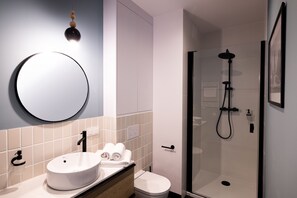 Business Apartment | Bathroom | Shower, rainfall showerhead, hair dryer, towels - B85 Suites (Warsaw)