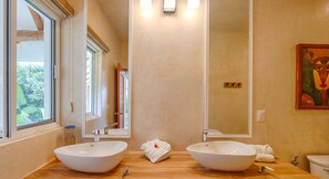 Shower, towels - Cute, comfortable casita townhouse, Yal Ku Lagoon close by! (Akumal)