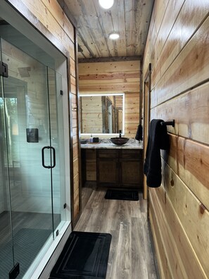 Een douche, een haardroger, handdoeken, zeep