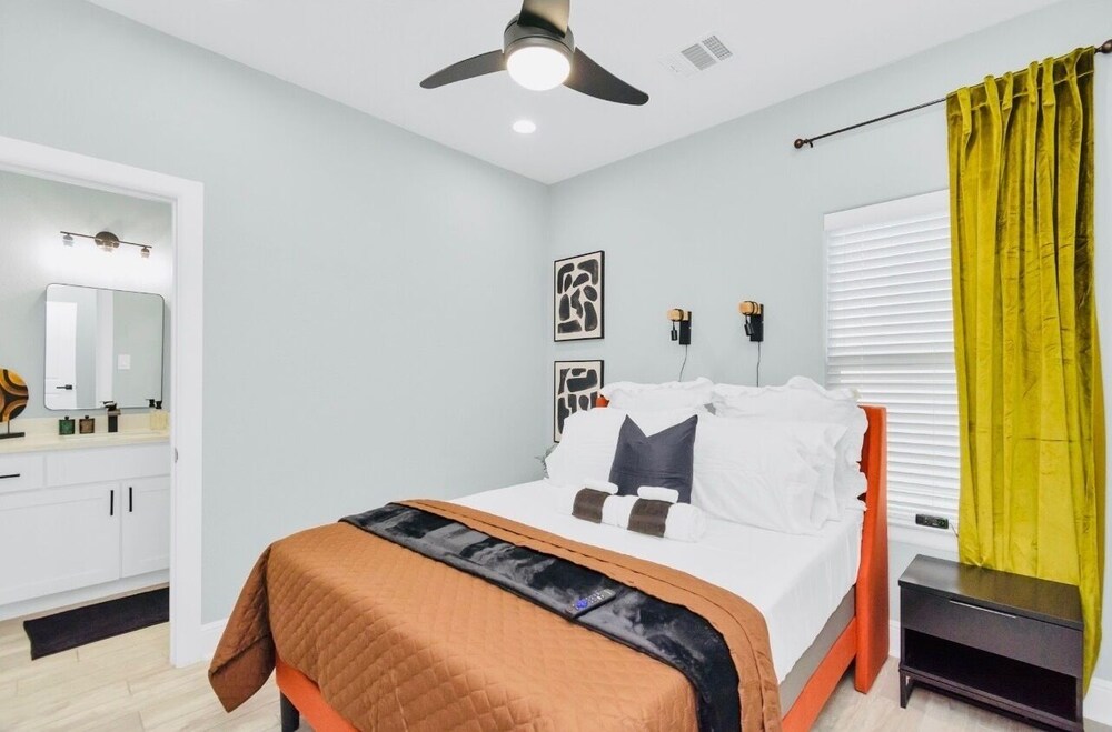 CAMP OUT 🏕️ Big Backyard W/HotTub & Games 5mins to Downtown Houston