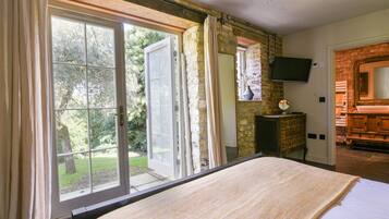 4 bedrooms, individually decorated, individually furnished, free WiFi