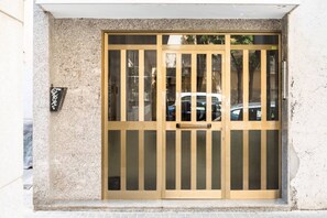 Exterior detail - Enjoy a peaceful escape from the hustle and bustle of the city center in this thoughtfully designed apartment. (L'Hospitalet de Llobregat)