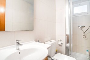 Hårføner, håndklær og sjampo