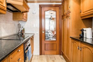 Fridge, microwave, oven, stovetop - Enjoy a peaceful escape from the hustle and bustle of the city center in this thoughtfully designed apartment. (L'Hospitalet de Llobregat)